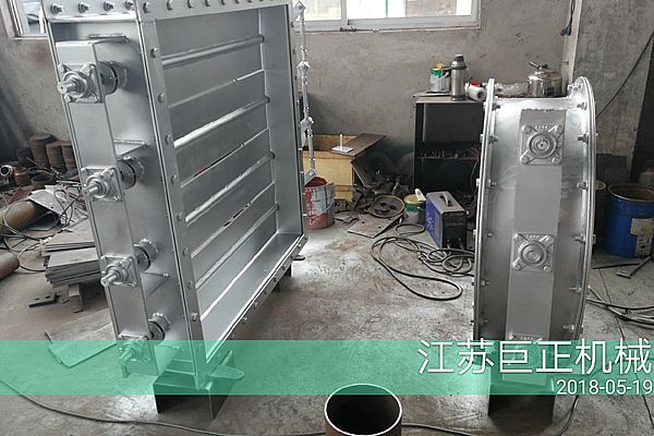 方形擋板門（寬7m），制作后期噴漆進(jìn)行中
