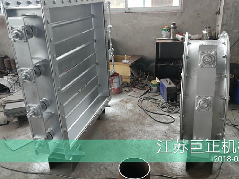 方形擋板門（寬7m），制作后期噴漆進(jìn)行中