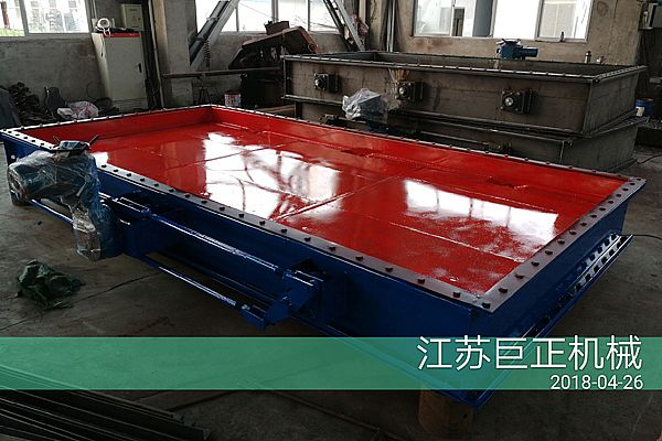 擋板門出庫發(fā)貨，打包完工出發(fā)了